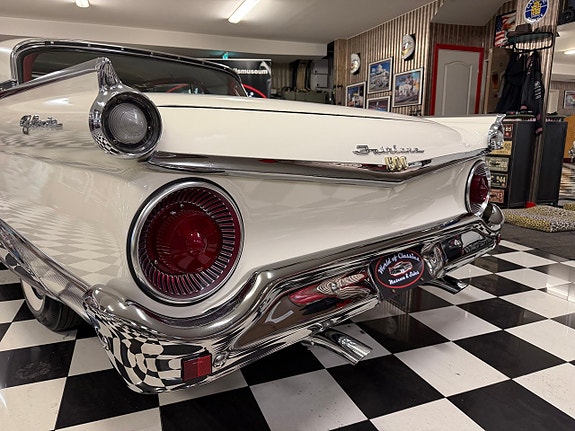 Ford Galaxie 4 of 27