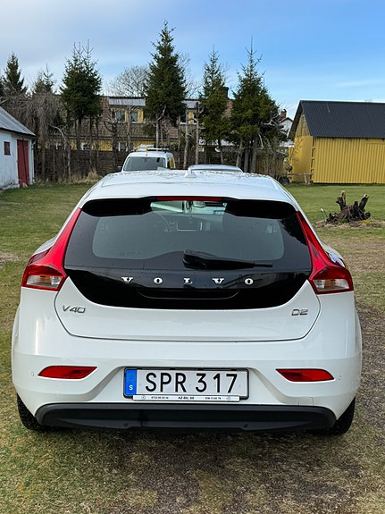 Volvo V40 2 of 7