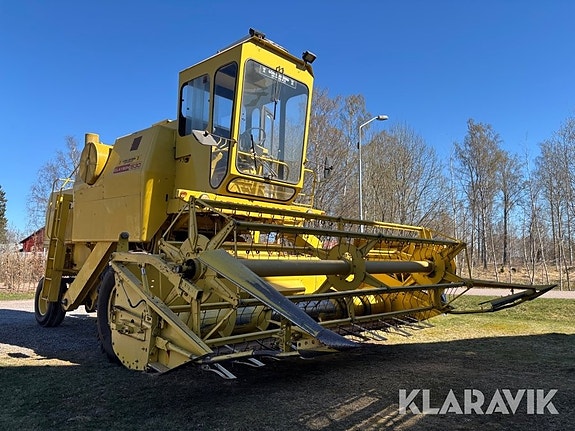 Skördetröska New Holland Clayson 1530 med Dub