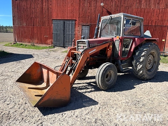 Traktor Massey Ferguson 590 med lastare & red