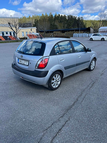Kia Rio 4 of 8
