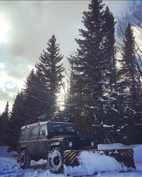 Land Rover Defender 110 4 of 4
