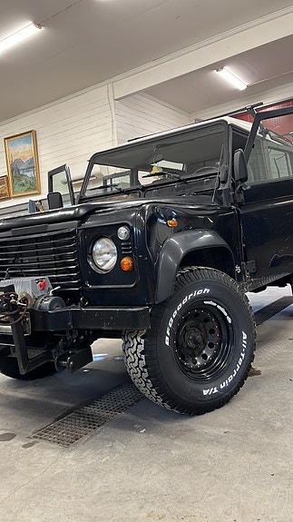 Land Rover Defender 110 3 of 4