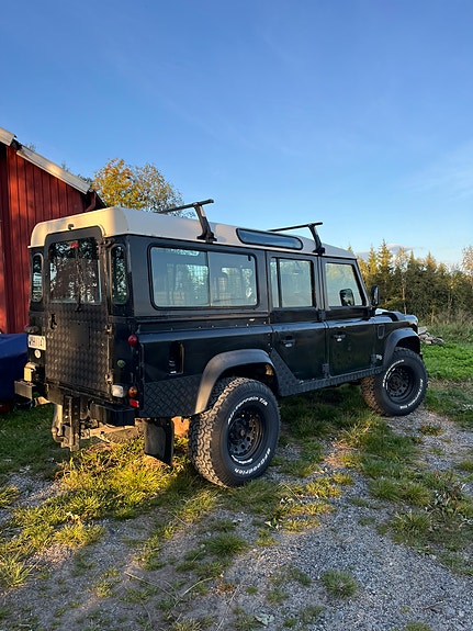 Land Rover Defender 110 2 of 4