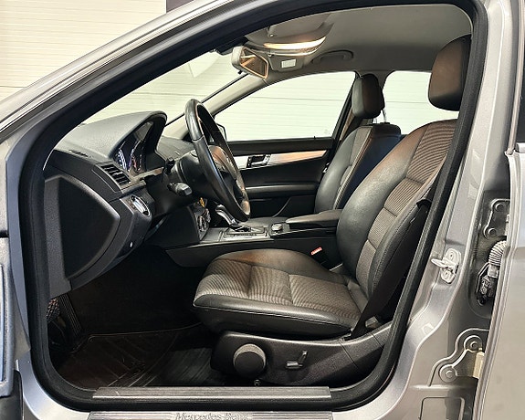 Mercedes-Benz C200 11 of 24