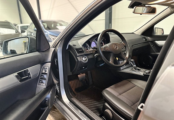 Mercedes-Benz C200 9 of 24