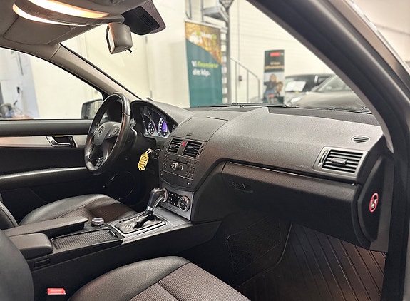Mercedes-Benz C200 14 of 24