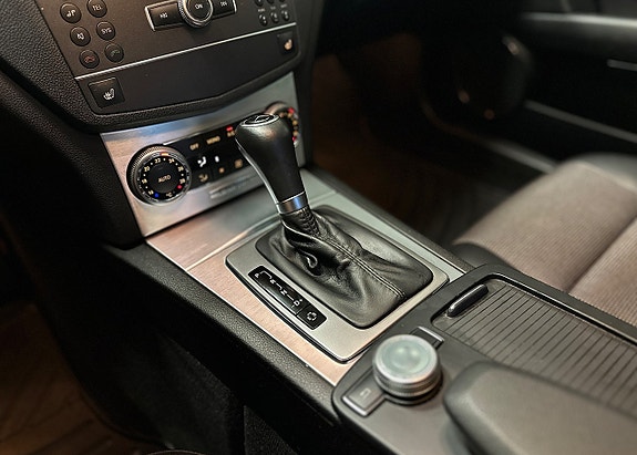 Mercedes-Benz C200 18 of 24