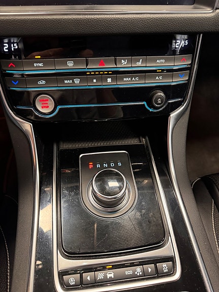 Jaguar XF 12 of 13