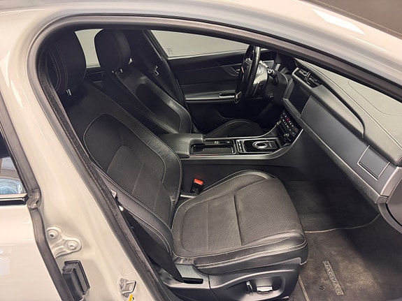 Jaguar XF 7 of 13