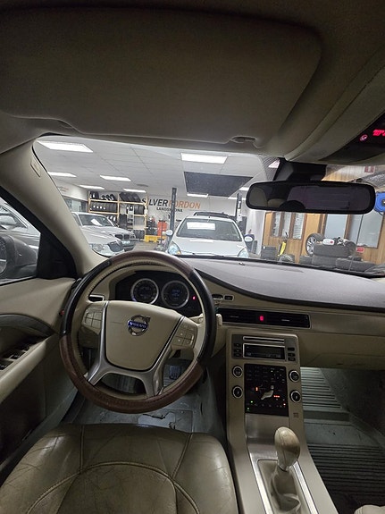 Volvo V70 3 of 5