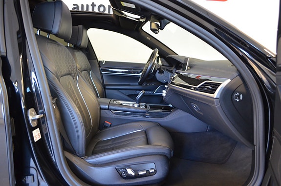 BMW 740d 24 of 28