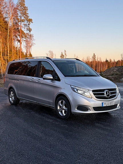 Mercedes-Benz V250 4 of 5