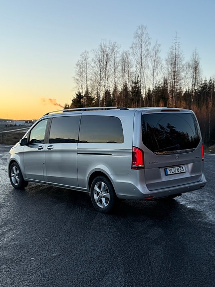 Mercedes-Benz V250 3 of 5