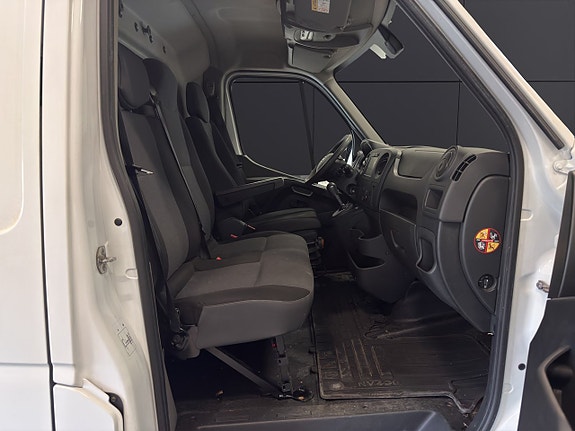 Nissan NV400 11 of 20