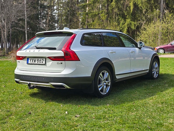 Volvo V90 Cross Country 2 of 5