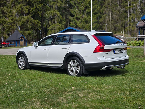 Volvo V90 Cross Country 3 of 5