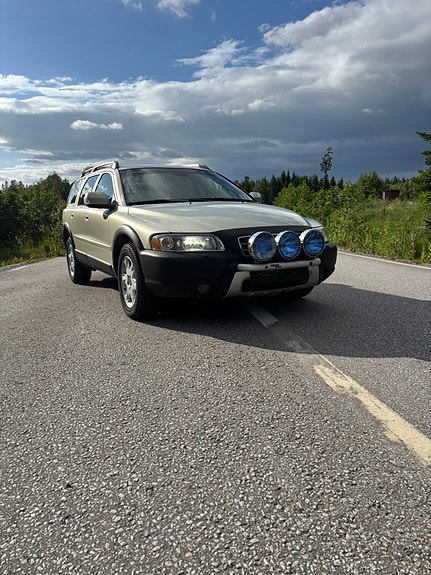 Volvo XC70 2 of 5