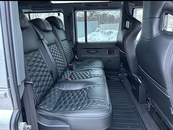 Land Rover Defender 110 9 of 14