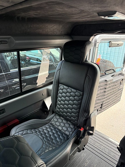 Land Rover Defender 110 10 of 14