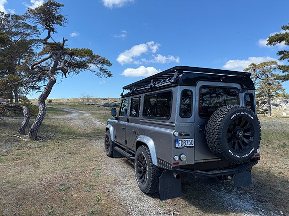 Land Rover Defender 110 6 of 14