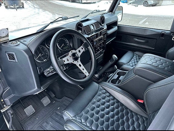 Land Rover Defender 110 7 of 14