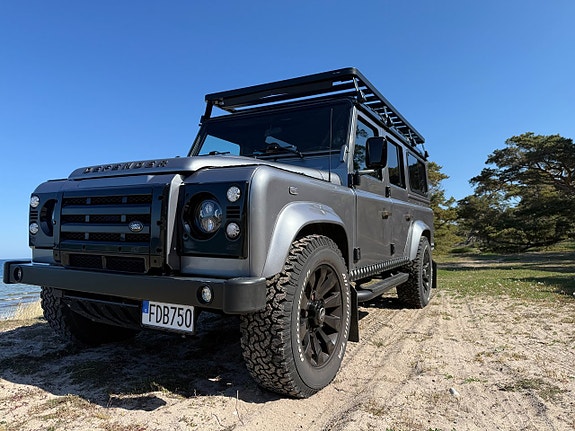 Land Rover Defender 110 4 of 5