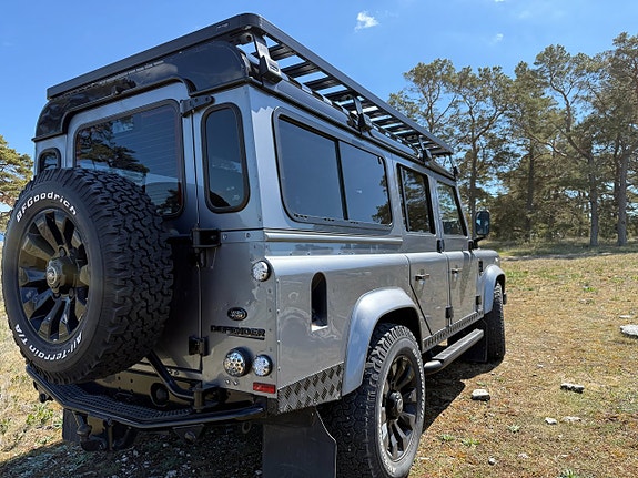 Land Rover Defender 110 2 of 5