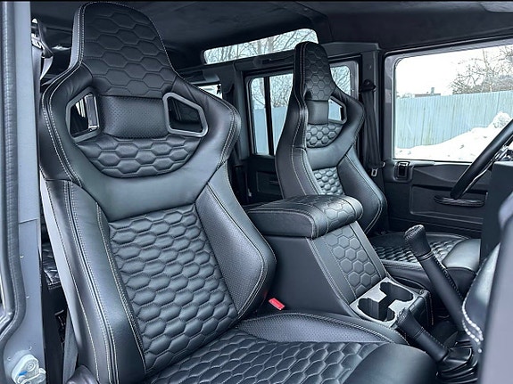 Land Rover Defender 110 8 of 14