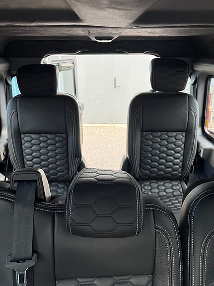 Land Rover Defender 110 11 of 14