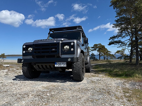 Land Rover Defender 110 3 of 5