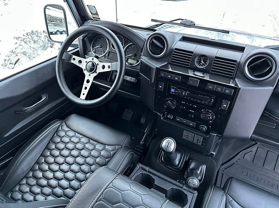 Land Rover Defender 110 12 of 14