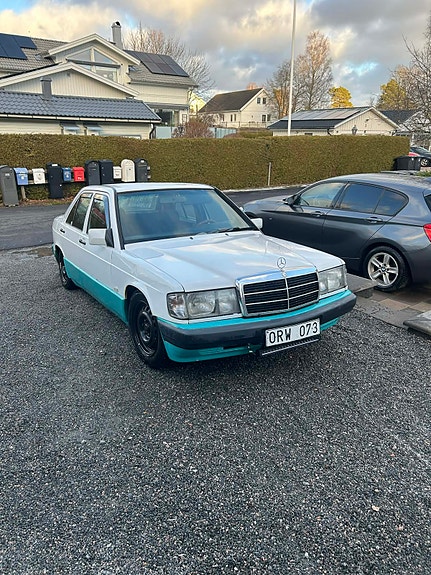 Mercedes-Benz 190 E 2 of 4