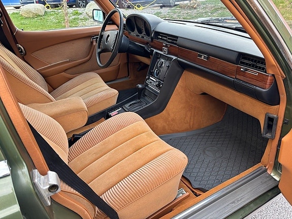 Mercedes-Benz 280 SE 9 of 13