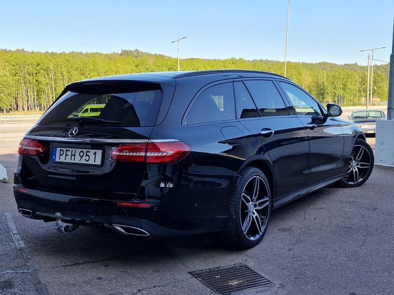 Mercedes-Benz E220 2 of 8
