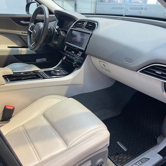 Jaguar XE 11 of 13