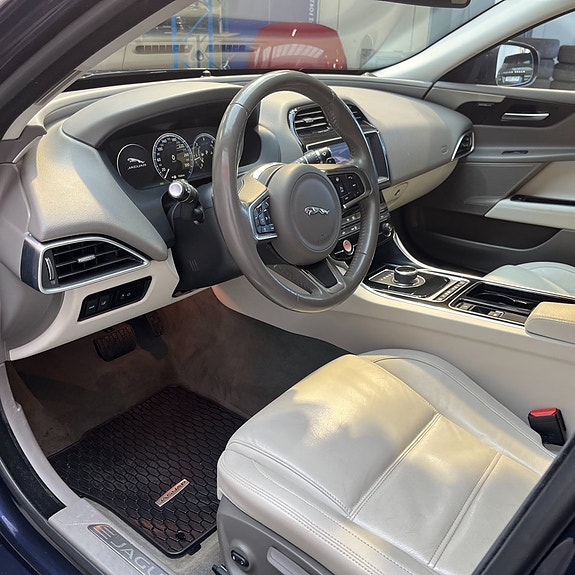 Jaguar XE 8 of 13