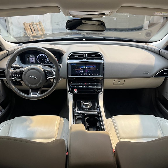 Jaguar XE 9 of 13