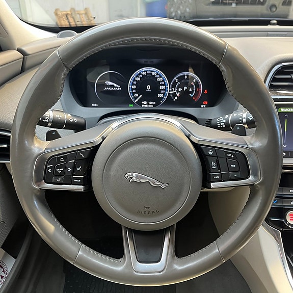 Jaguar XE 10 of 13