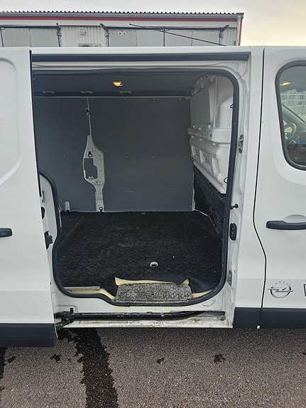 Opel Vivaro 13 of 19
