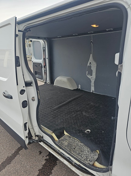 Opel Vivaro 14 of 19