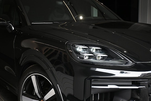 Porsche Cayenne 4 of 5