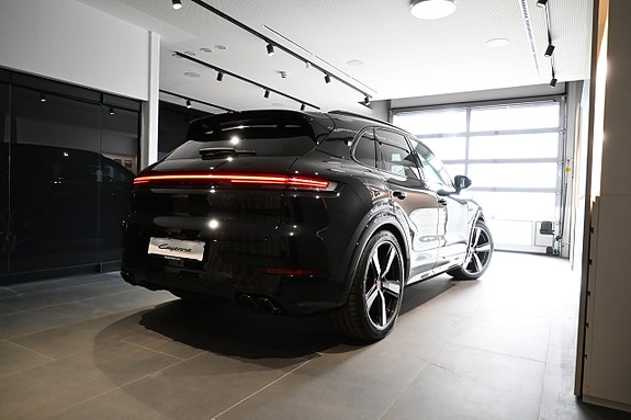 Porsche Cayenne 3 of 5