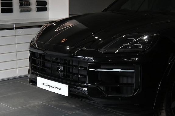 Porsche Cayenne 2 of 5