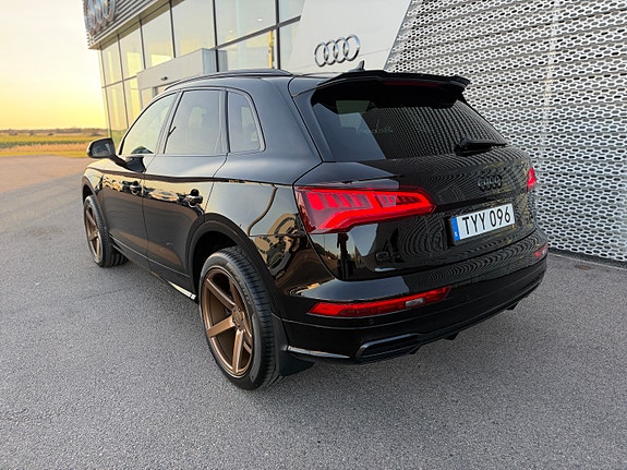Audi Q5 2 of 21