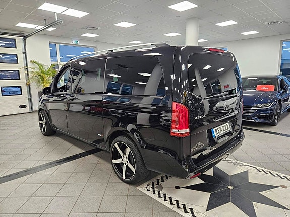 Mercedes-Benz V220 3 of 5