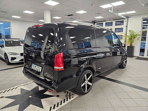 Mercedes-Benz V220 4 of 5