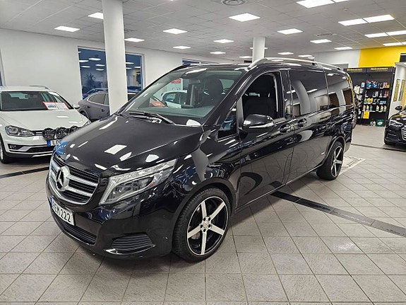 Mercedes-Benz V220 2 of 5