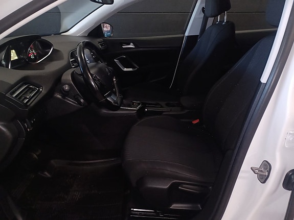 Peugeot 308 SW 12 of 16