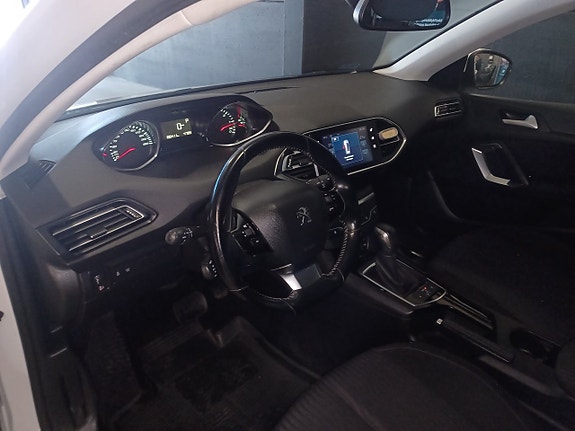 Peugeot 308 SW 13 of 16